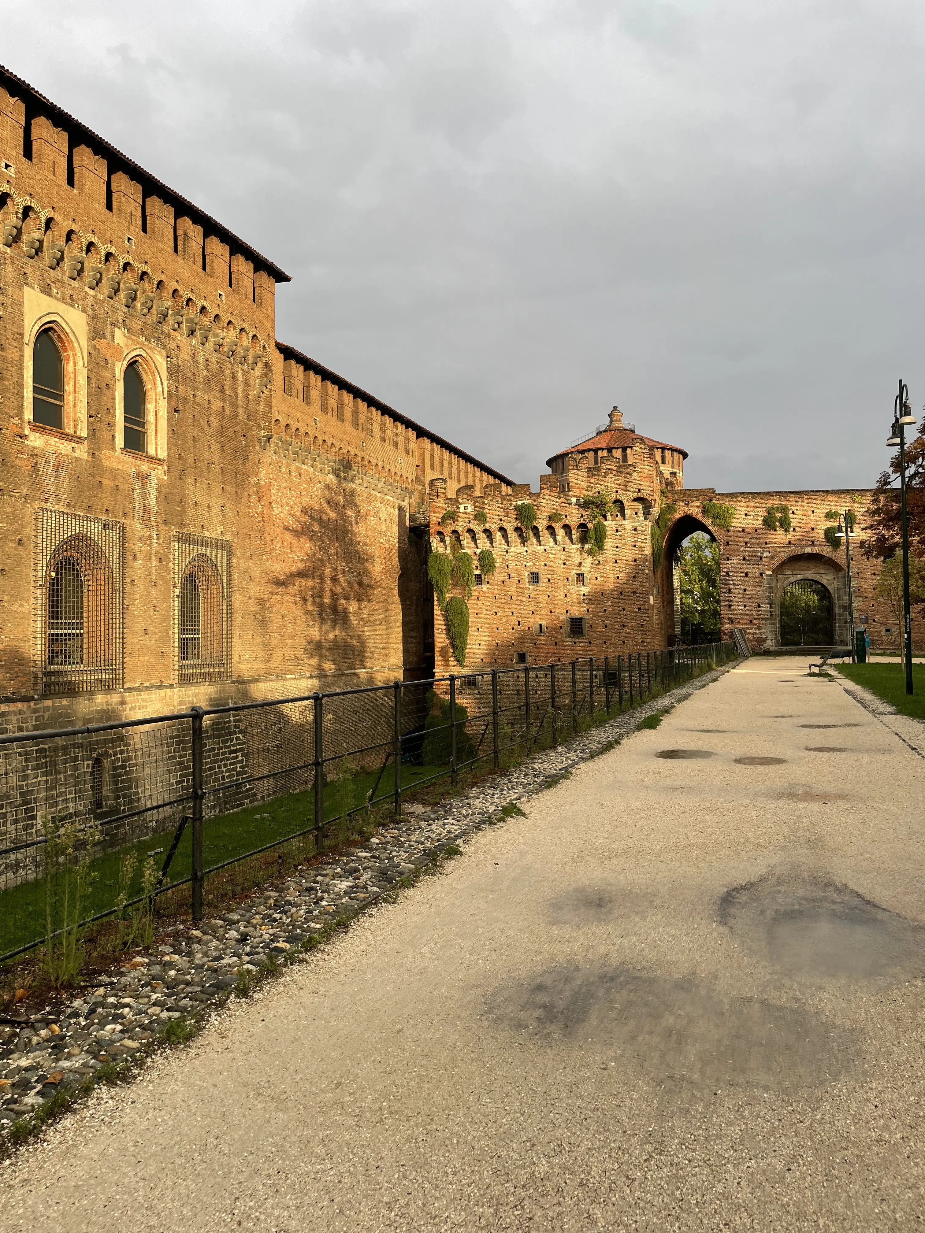 Замок Сфорца, напоминающий кремль