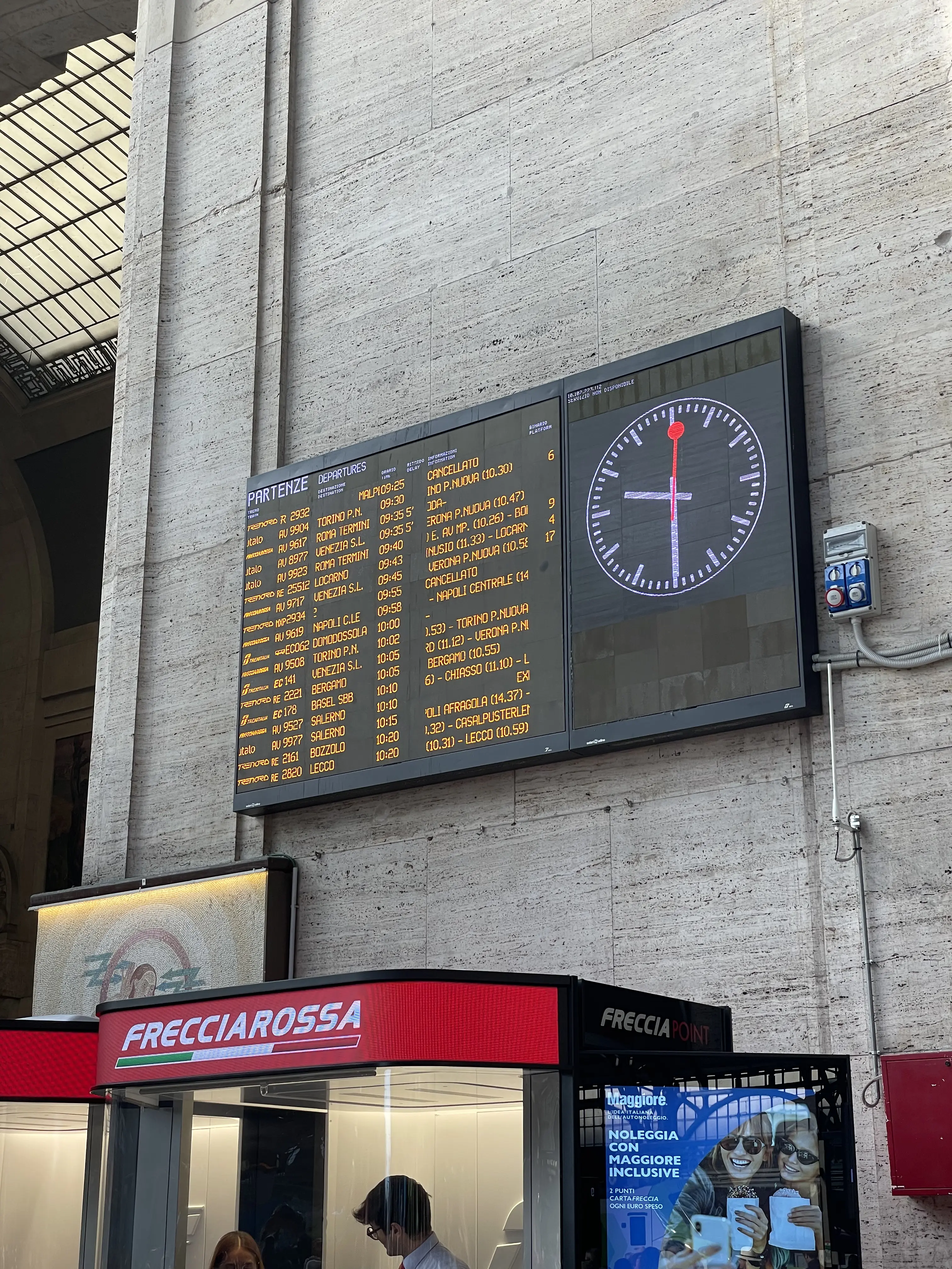 Табло, где можно посмотреть пунктуальность итальянских поездов