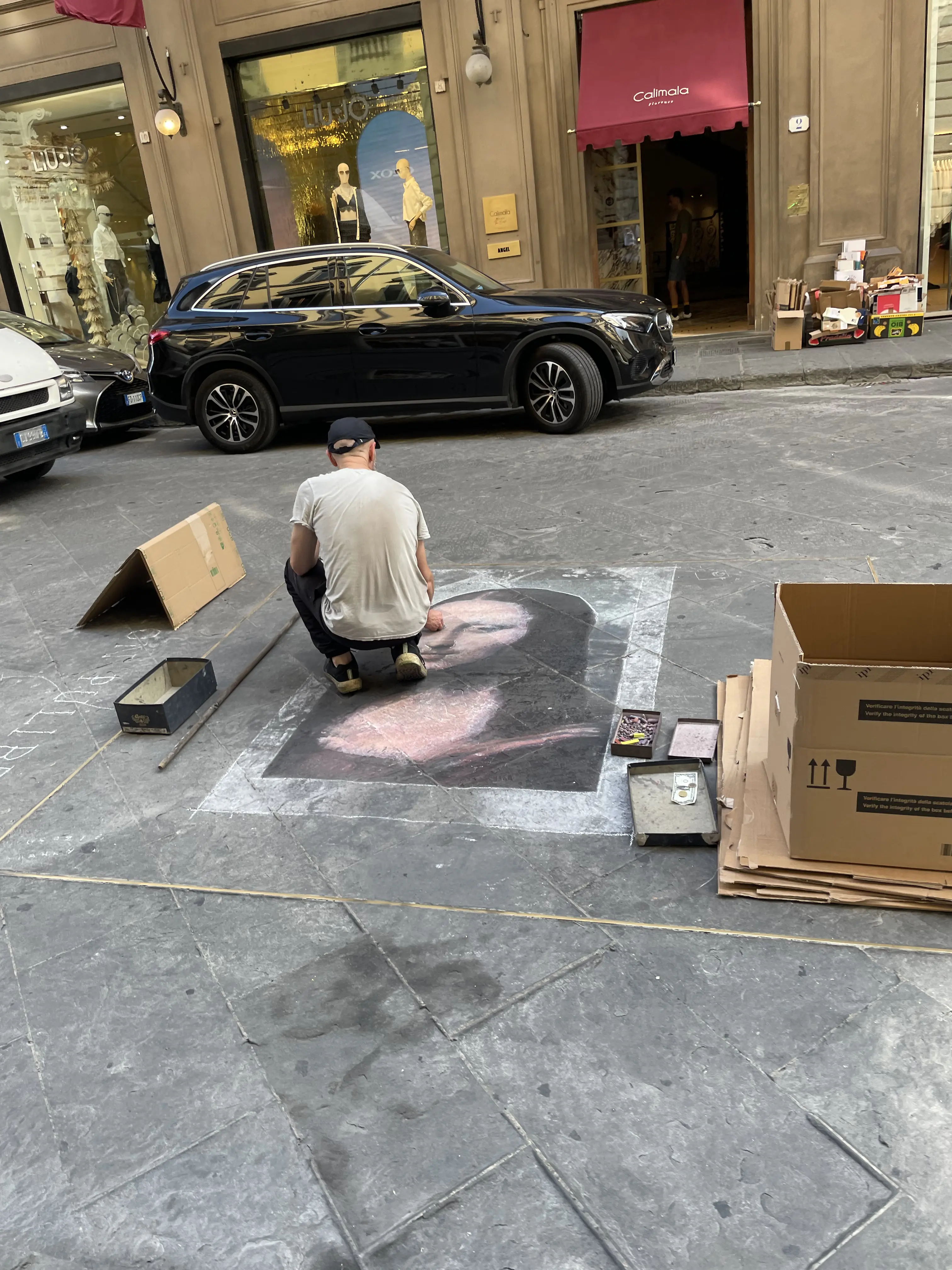 Рисунок мелом в процессе создания на одной из улиц