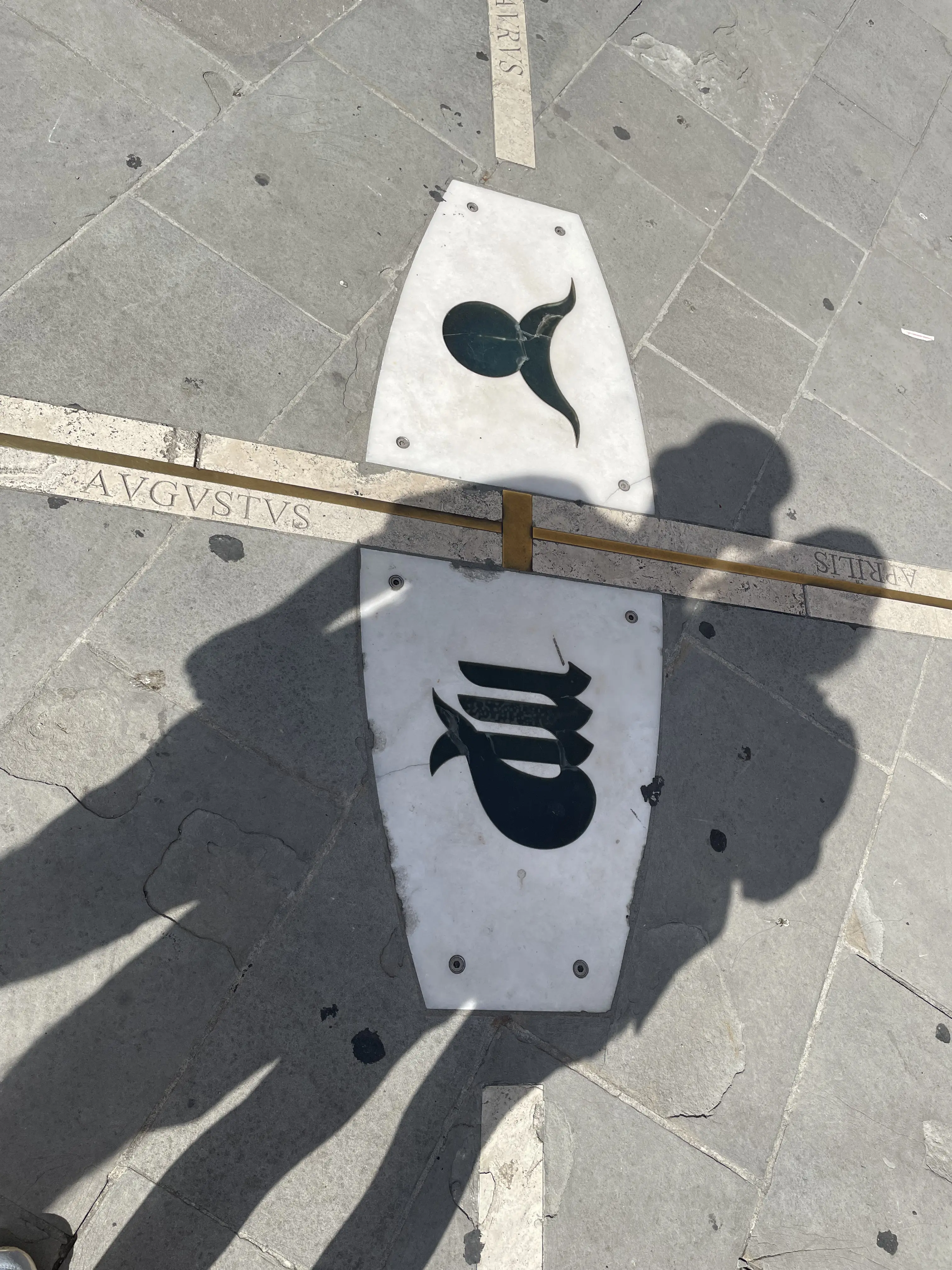 Солнечные зодиакальные часы у входа в музей Галилея