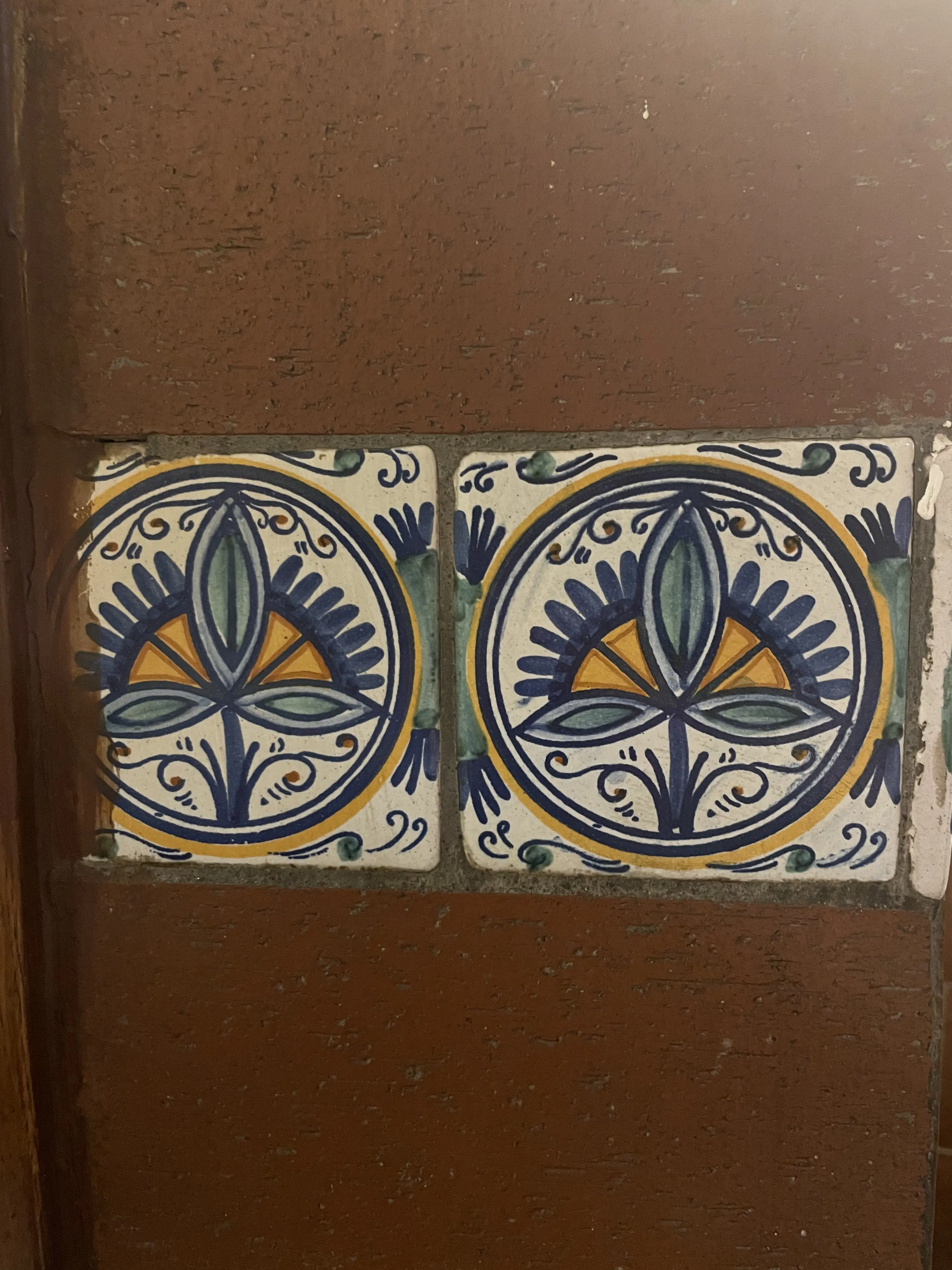 Приглянувшаяся нам плиточка - видимо ручной росписи