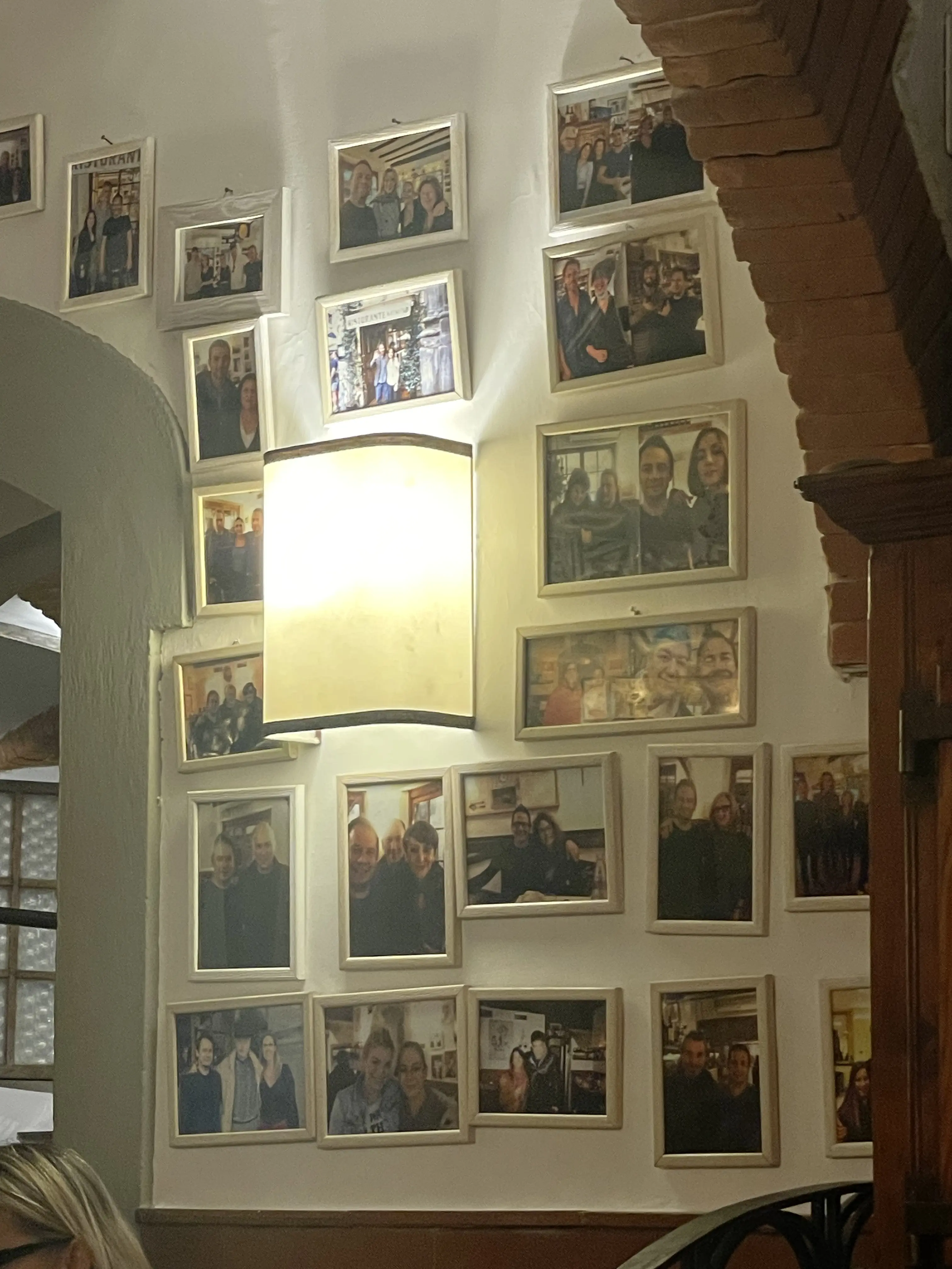 Фотографии на стенах заведения